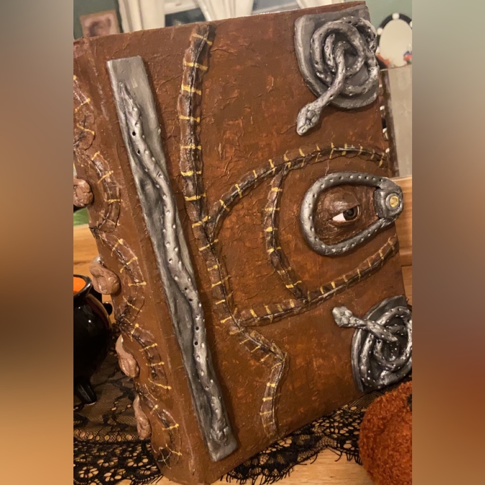 Hocus Pocus spell book (Large)